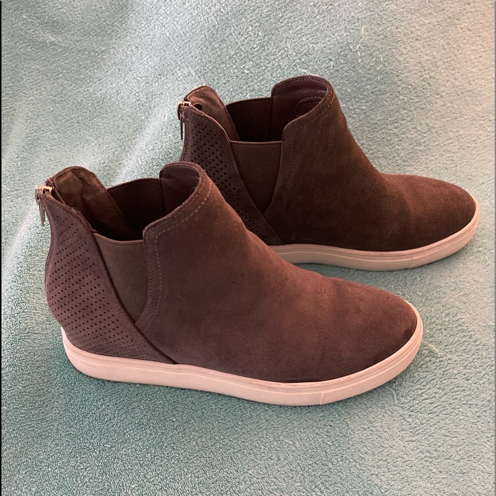 Adorable grey suede wedge sneakers $15